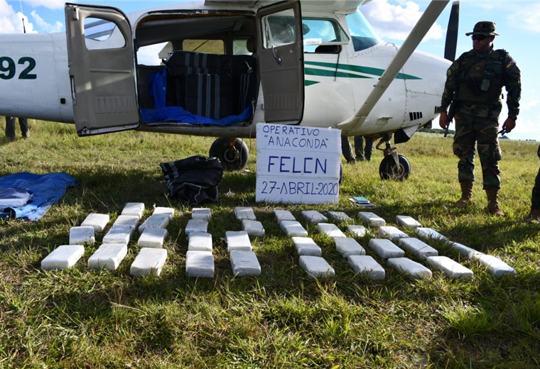 Una de las últimas operaciones de la Felcn en Beni, donde se interceptó una avioneta cargada con cocaína. Las carreteras son usadas como pistas. Foto. ABI