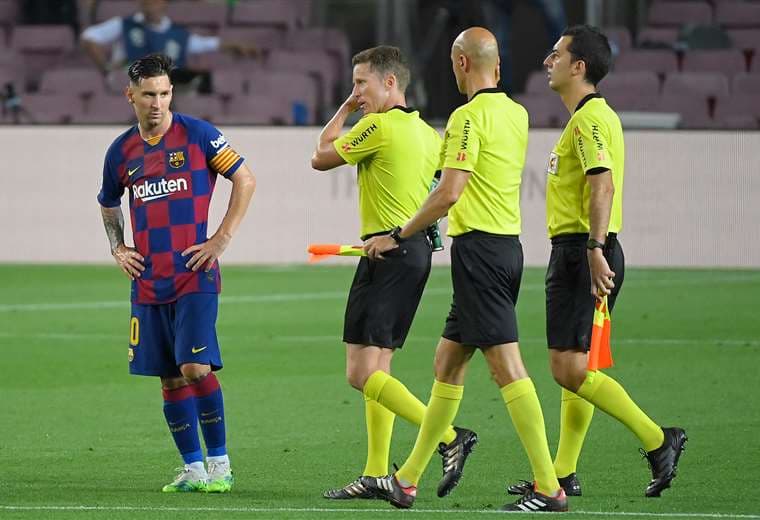 El enfado de Messi ante la presencia de los árbitros. Se dice que el crack argentino ya no está cómodo en el Barcelona. Foto: AFP