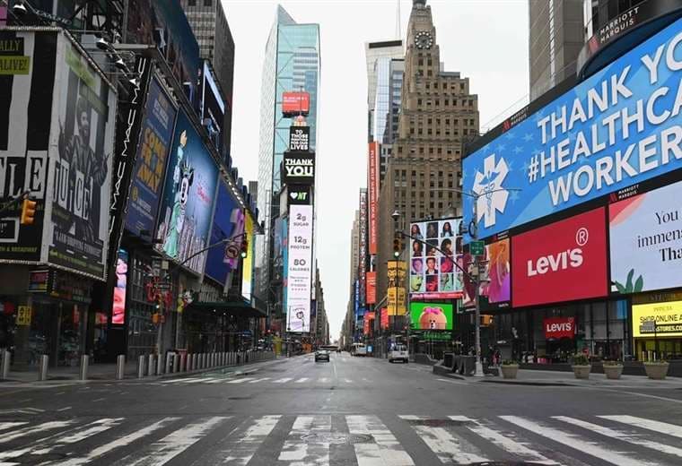 Así luce actualmente Broadway, la famosa calle de los teatros en Nueva York, desolada , con sus luces apagadas