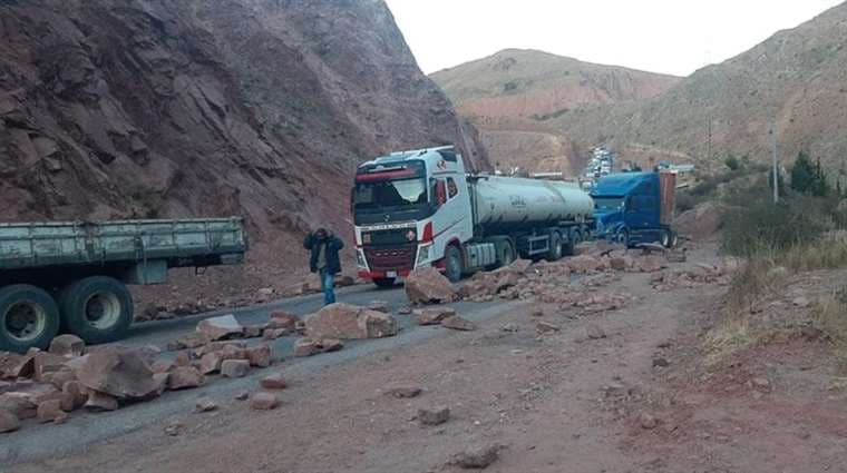 En el sector Sayiri, en la ruta Cochabamba-Oruro, los bloqueadores dinamitaron un cerro y limitaron el pase de camiones /Foto: ABI
