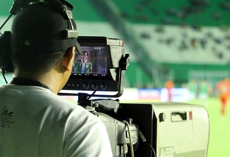 La empresa Sports TV Rights seguirá trasmitiendo los partidos del fútbol boliviano. Foto: Jorge Gutiérrez