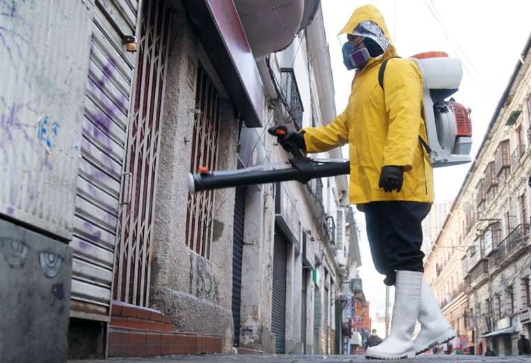 Fumigacion y lavado de la calle Comercio de La Paz (APG))