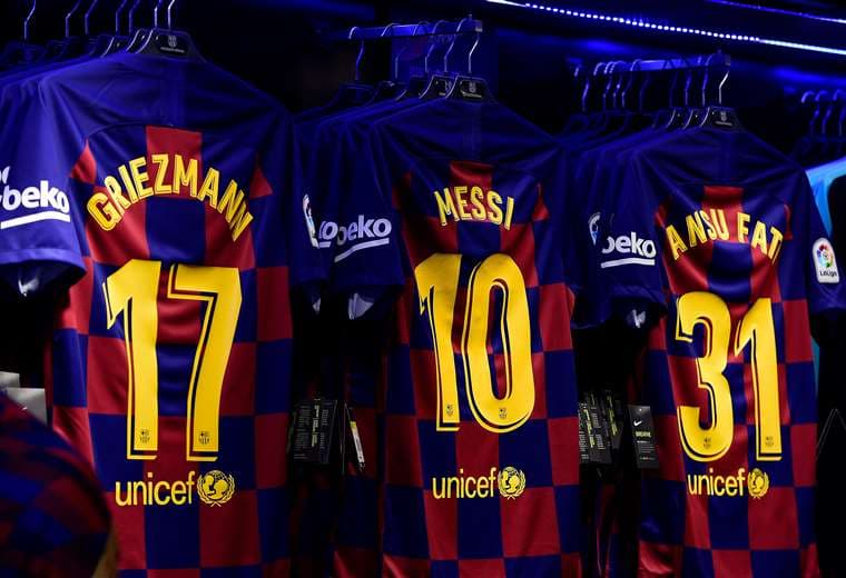 Las tiendas oficiales del Barcelona siguien vendiendo camisetas con el nombre de Messi.
