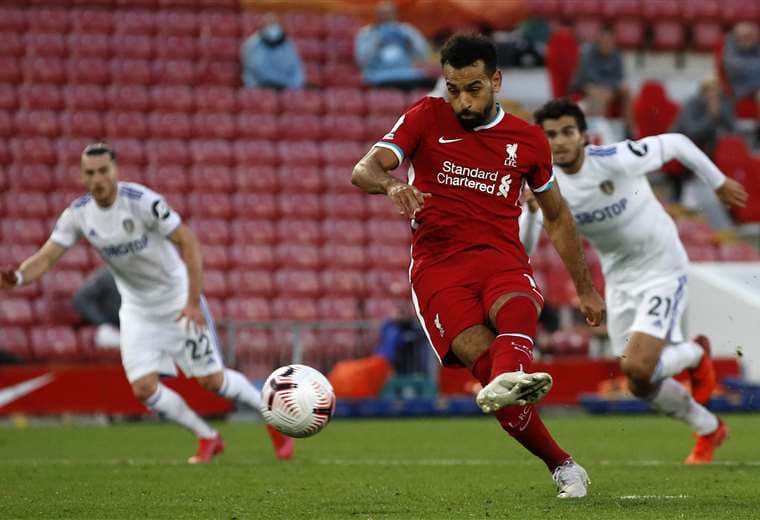 Salah, del Liverpool, hizo este sábado tres goles para su equipo. Foto: AFP