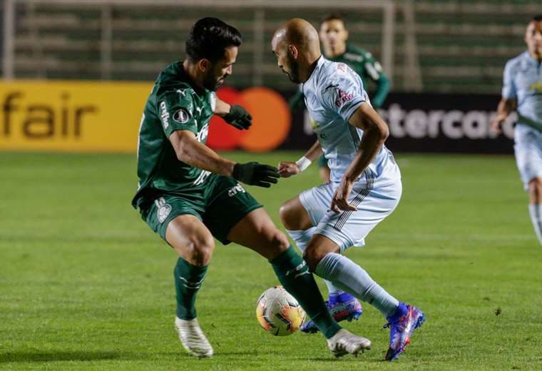 Riquelme enfrenta a un defensor de Palmeiras. Foto: AFP