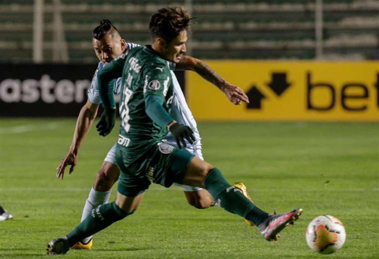 Flores sale a la marca de un jugador de Palmeiras. Foto: APG