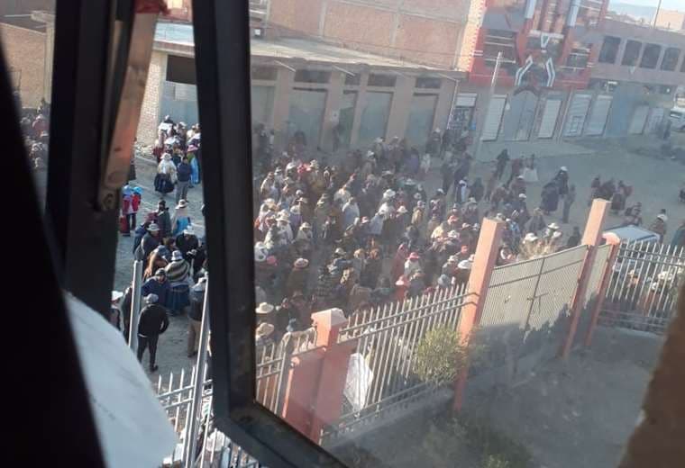 Vigilia y cerco en la subalcaldía de El Alto. Foto: Redes Sociales