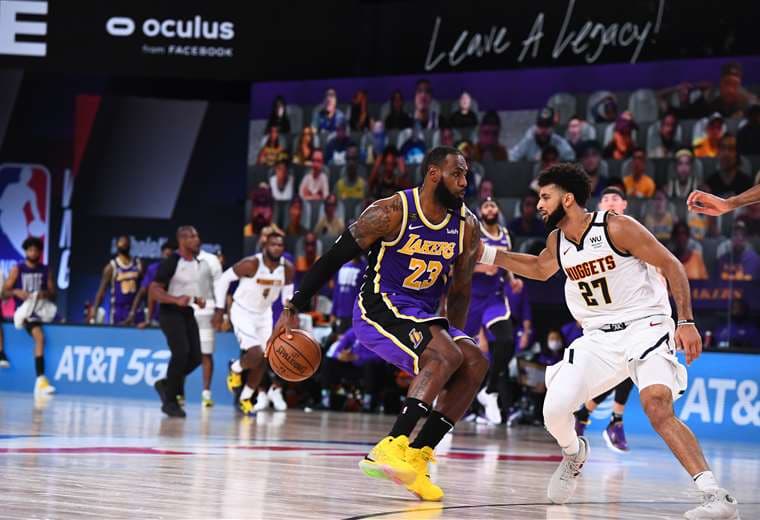 Lebron James (23) fue figura el sábado en el triunfo de los Lakers. Foto: AFP