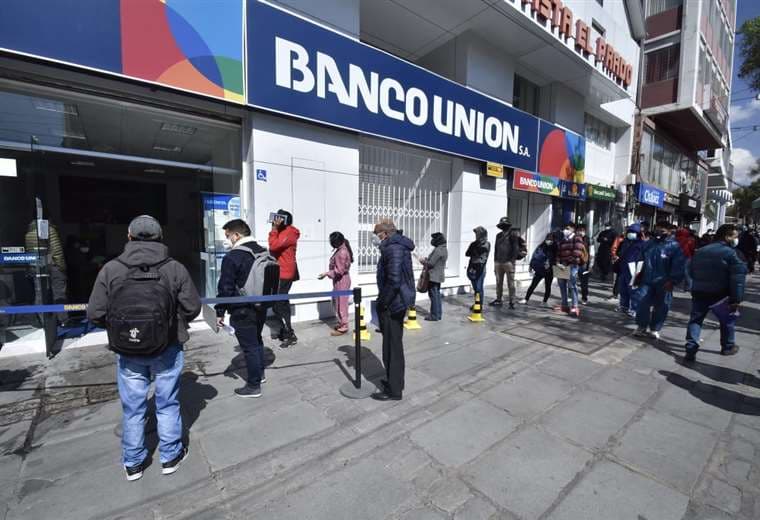 Filas en las entidades financieras del Banco Unión en La Paz. Foto: APG