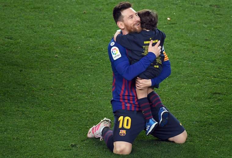 Messi conuno de sus hijos. No se descarta que el '10' siga en el Barcelona. Foto: AFP