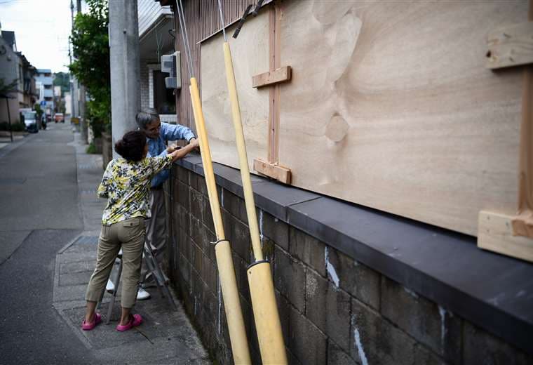 La gente de la prefectura de Kagoshima toma previsiones por la llegada del tifón. Foto AFP