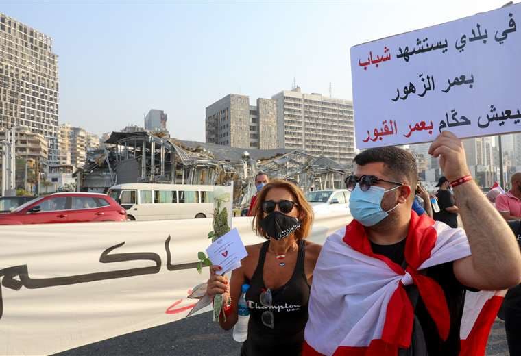 La gente protesta en Beirut a un mes de la explosión. Foto AFP