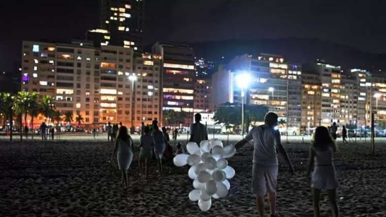 Un puñado de personas celebran en la playa de Copacabana I AFP.