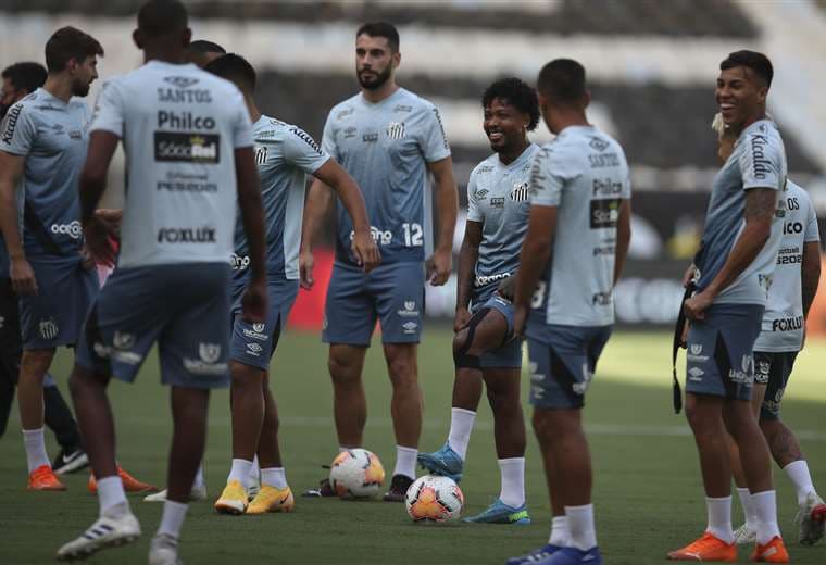 Jugadores del plantel de Santos en el Maracaná. Foto: AFP