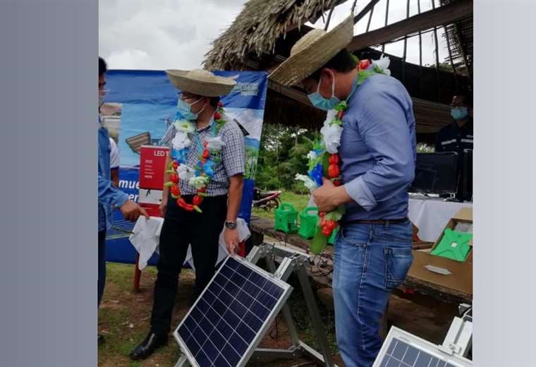 Entrega de equipos fotovoltaicos en Guayaramerín, Beni. Foto: Ministerio de Hidrocarburos