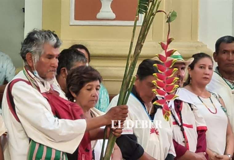 Indígenas participan de una misa tras su llegada a Santa Cruz. Foto: J. Gutiérrez