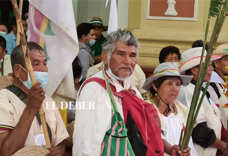 Los indígenas arribaron a la catedral metropolitana de Santa Cruz. Foto. Jorge Gutiérrez 