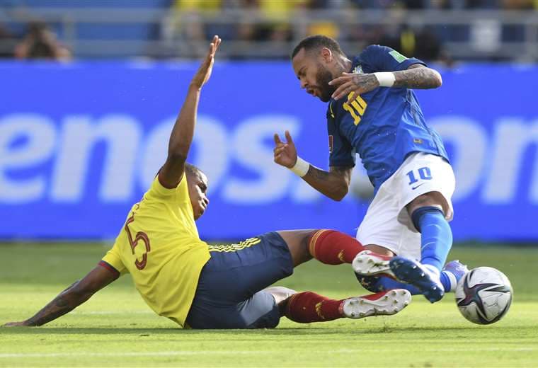 Neymar cae ante la falta de Barrios. Foto. AFP
