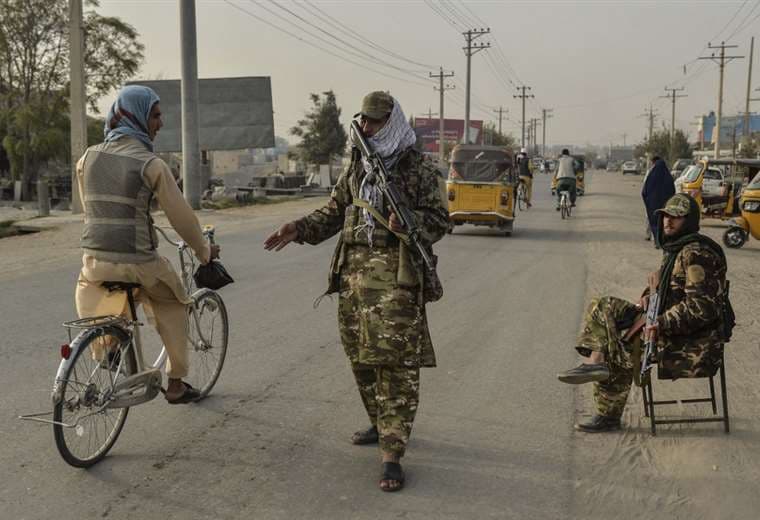Soldados talibanes haciendo controles en Kunduz