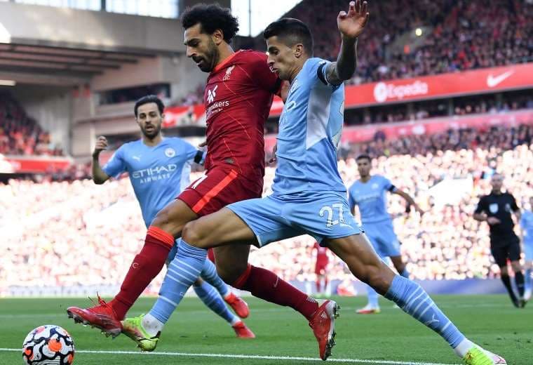 Mohamed Salah (de rojo) del Liverpool fue la figura del partido. Foto: AFP