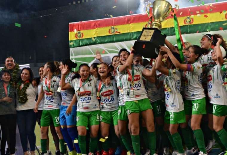 Festejo de Real Tomayapo, campeón del fútbol femenino boliviano. Foto: FBF