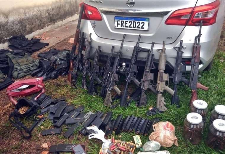 Armas y otros objetos decomisados a la banda criminal en Varginha, Brasil