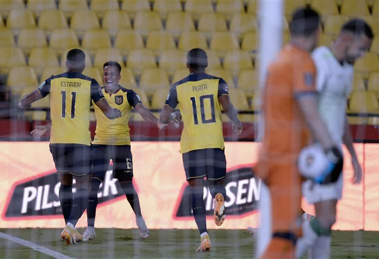 Estrada celebra el gol con sus compañeros de la selección ecuatoriana. Foto: AFP