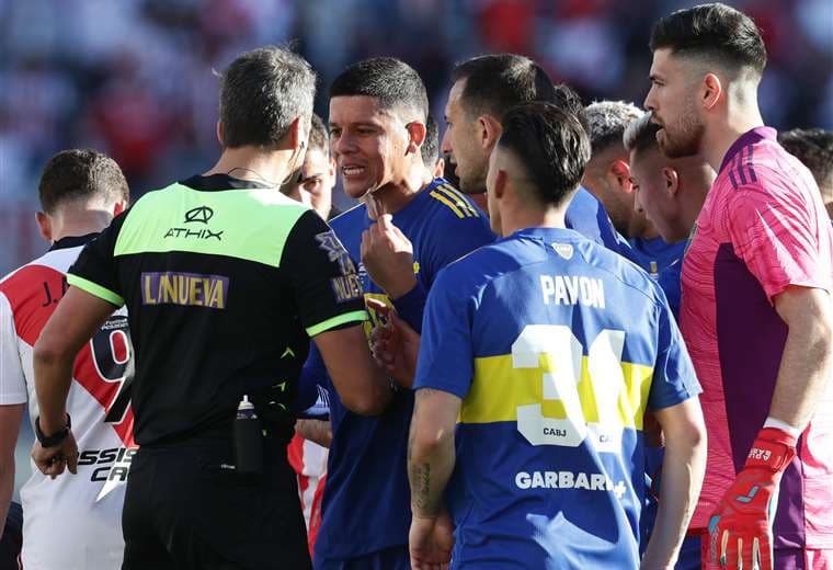 El reclamo Rojo al árbitro. El defensor de Boca fue sancionado por la Conmebol. Foto: AFP