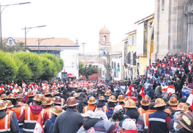 Los mineros protagonizaron ayer una masiva marcha en Potosí. Foto: APG Noticias