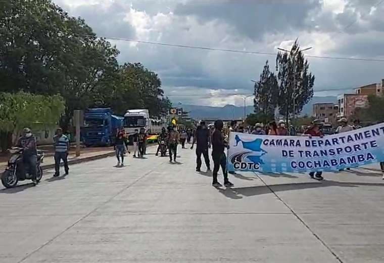 Marcha del Transporte Pesado se dirige a la ciudad de Cochabamba. Foto: Captura