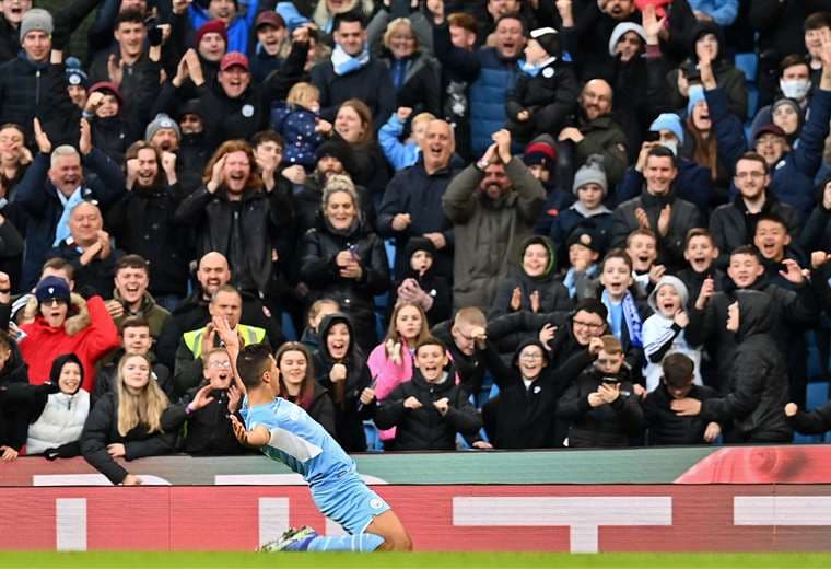 Rodri, del Manchester City, celebra su gol con la hinchada. Foto: AFP
