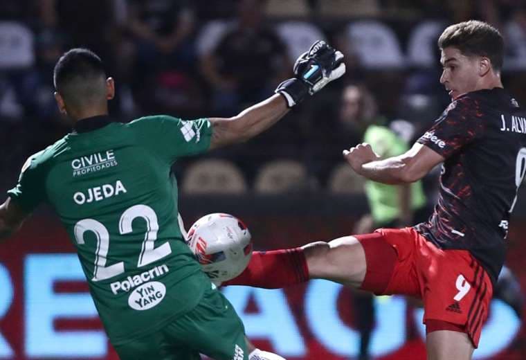 Julián Álvarez (dcha.) fue autor del único gol con el que ganó River. Foto: AFP