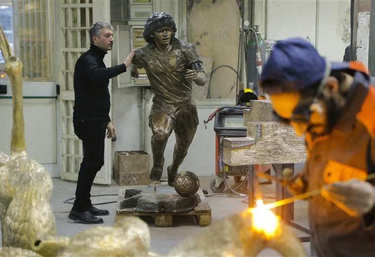 La estatua que estará en la entrada del estadio de Nápoles. Foto: AFP