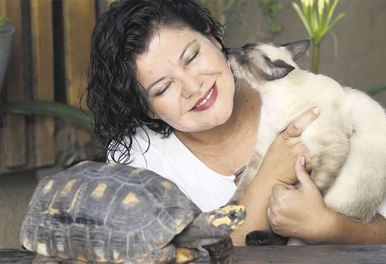 Danitza Urquidi con su gato Soldadín y su tortuga Wilson