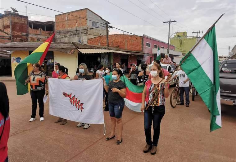 Cívicos de San Matías marcharon esta tarde en apoyo al paro. Foto: Juan Pablo Cahuana