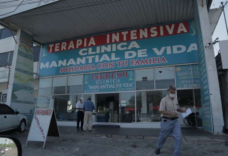 Una lluvia de piedras afectó la fachada de la clínica Manantial de vida. Foto: J. Ibáñez