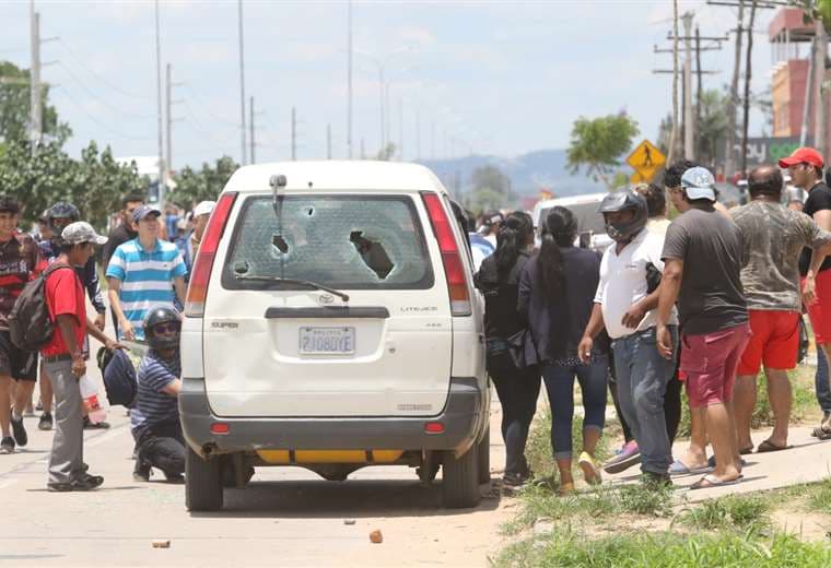 La policía tuvo que intervenir para apaciguar los ánimos. Fotos: Juan Carlos Torrejón  