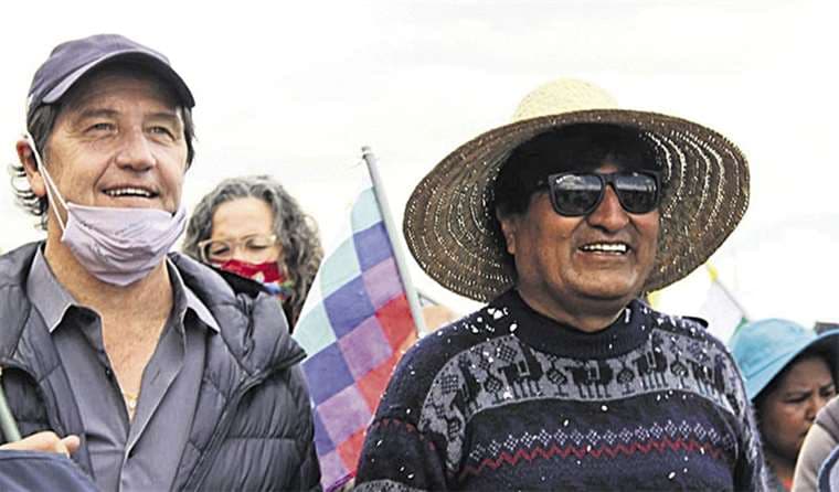 El embajador de Argentina se sumó a la marcha que lideró Morales