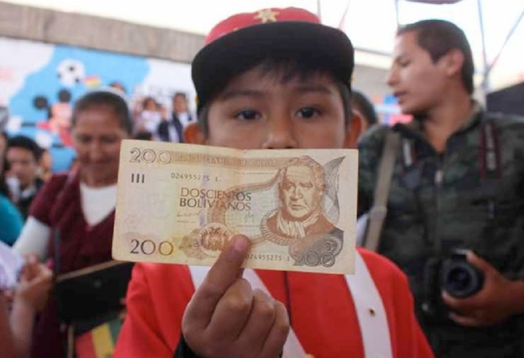 El bono Juancito Pinto es de 200 bolivianos por alumno en Bolivia 