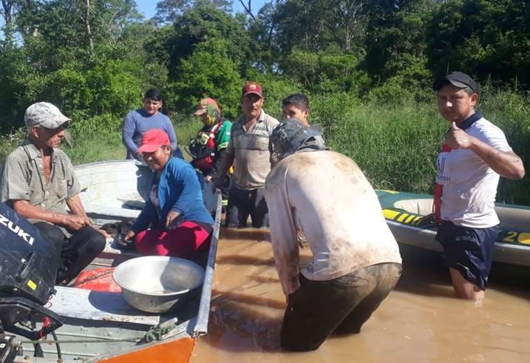 Evacúan familias en Pailón ante el desborde del río Grande. Foto: Gobernación