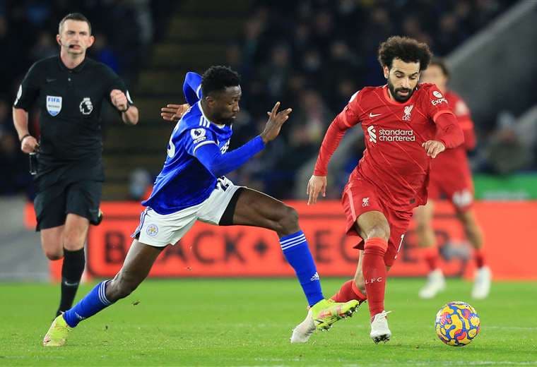 Ndidi persigue a Salah, de Liverpool, en el partido de este martes. Foto: AFP