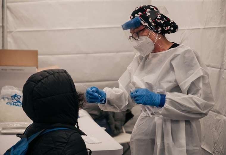 Un trabajador médico administra la prueba Covid-19 en Nueva York | AFP