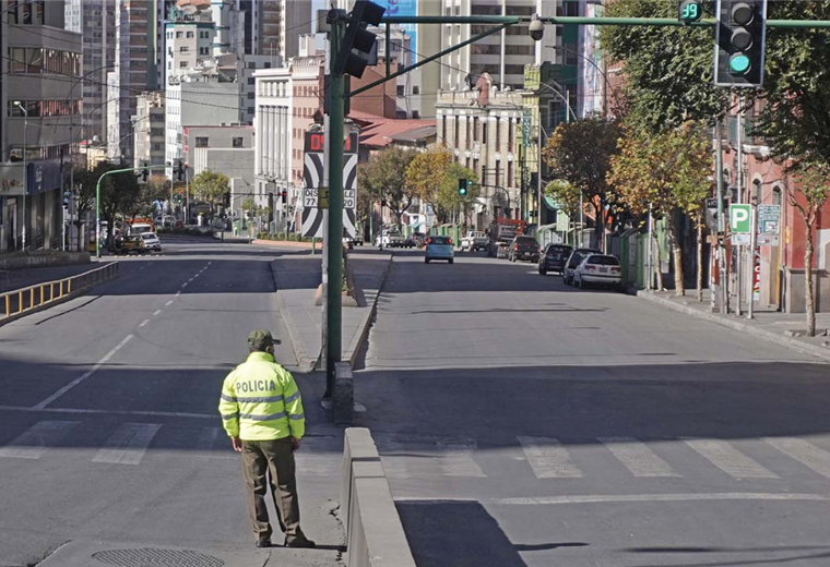 En la mayoría de las ciudades de Bolivia está prohibida la circulación las 24 horas 