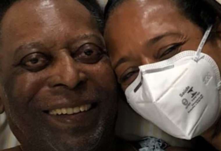 Pelé y su hija Flavia, en el Hospital Albert Einstein de Sao Paulo. Foto: Internet