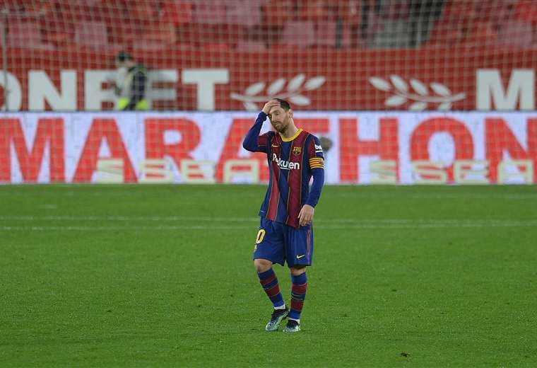 La desazón de Messi tras la derrota ante el Sevilla. Foto: AFP