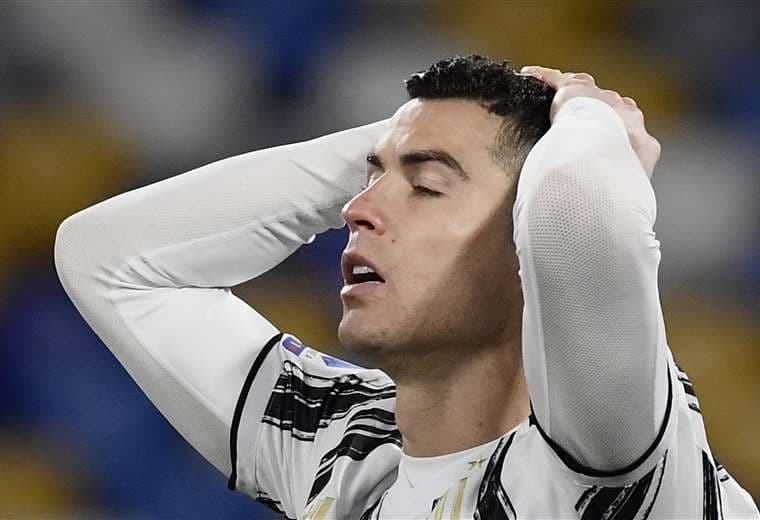 El lamento de Cristiano Ronaldo, que no pudo convertir goles ante Nápoles. Foto: AFP