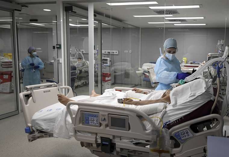 Enfermeras atienden a pacientes con covid en un hospital de Madrir | AFP
