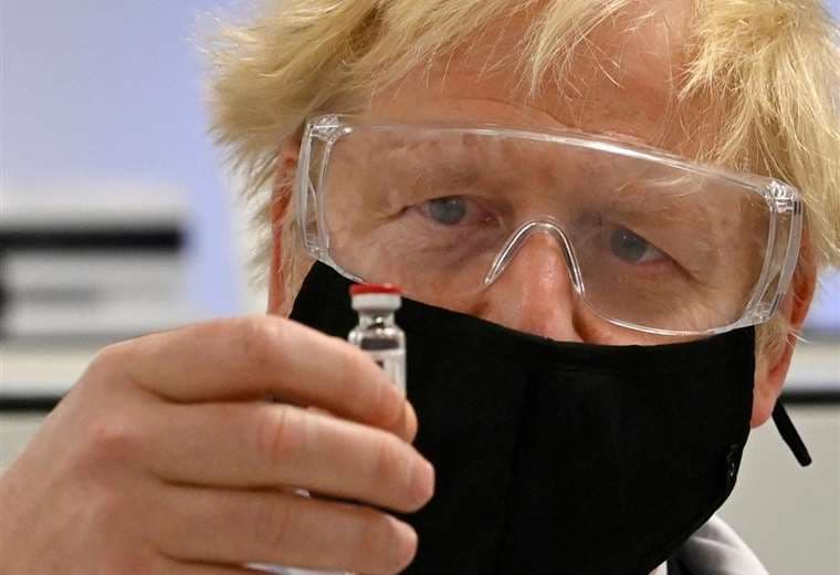 Boris Johnson muestra una vacuna contra el Covid-19