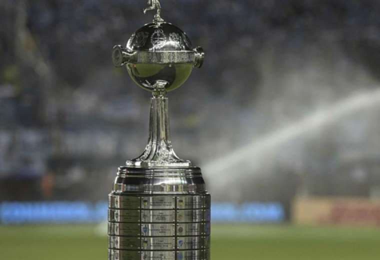 El trofeo que la Conmebol entrega al campeón de la Copa Libertadores. Foto: internet