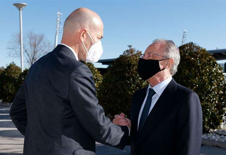 Zinedine Zidane recibe el saludo de Florentino Pérez. Foto: @realmadrid